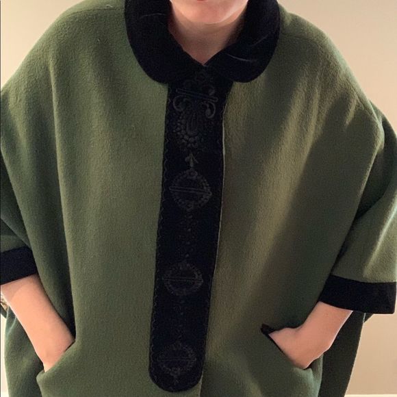 Vintage 50s Green Wool Cape with Velvet Trim - Picture 11 of 12